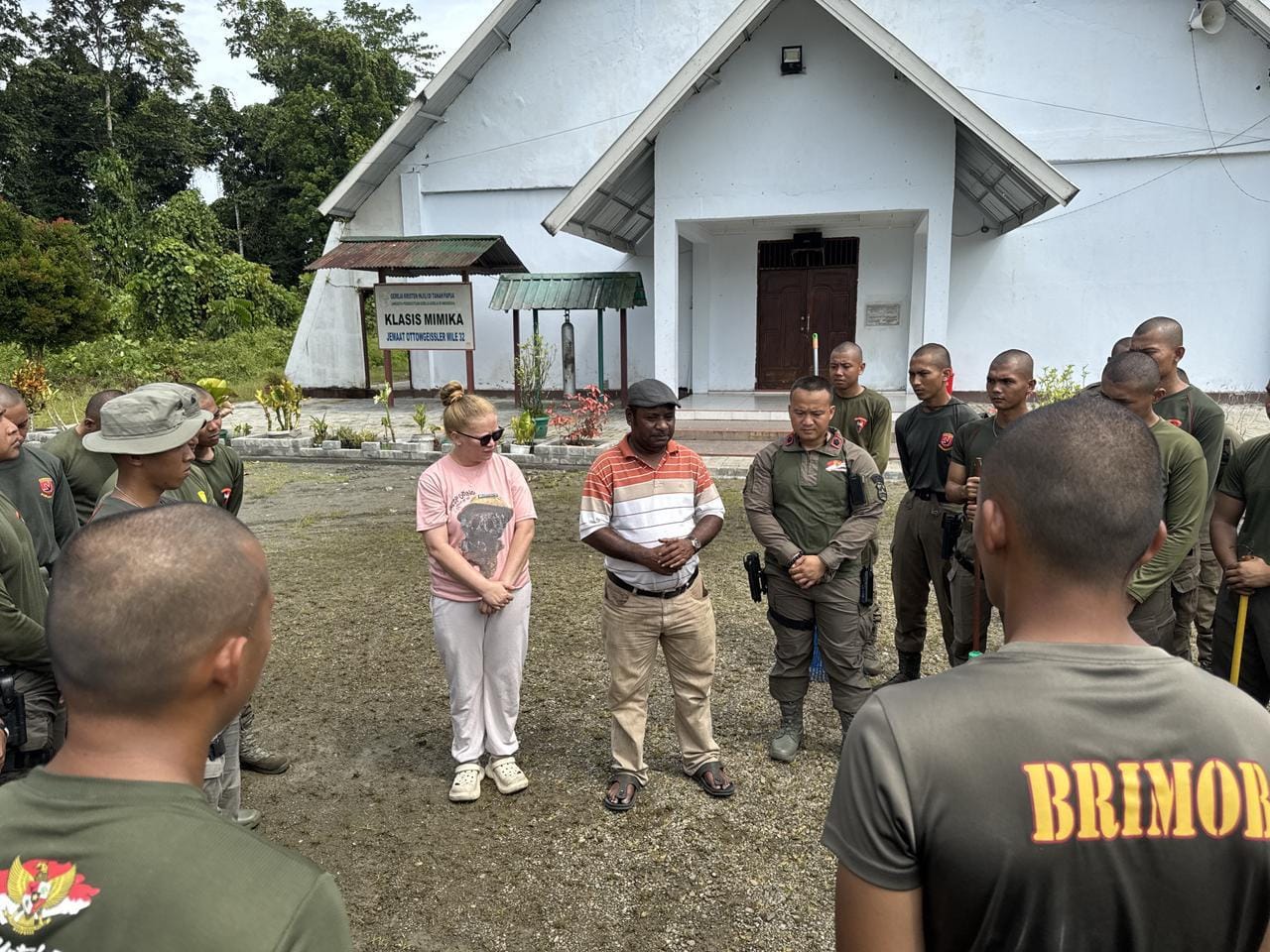 Satgas Operasi Damai Cartenz 2026 Perkuat Toleransi dan Kedekatan Warga lewat Aksi Bersih Gereja di Mimika