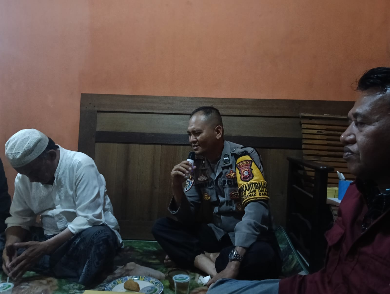 Hadiri Peremajaan Ketua RT, Bhabinkamtibmas Ajak Warga Jaga Kamtibmas