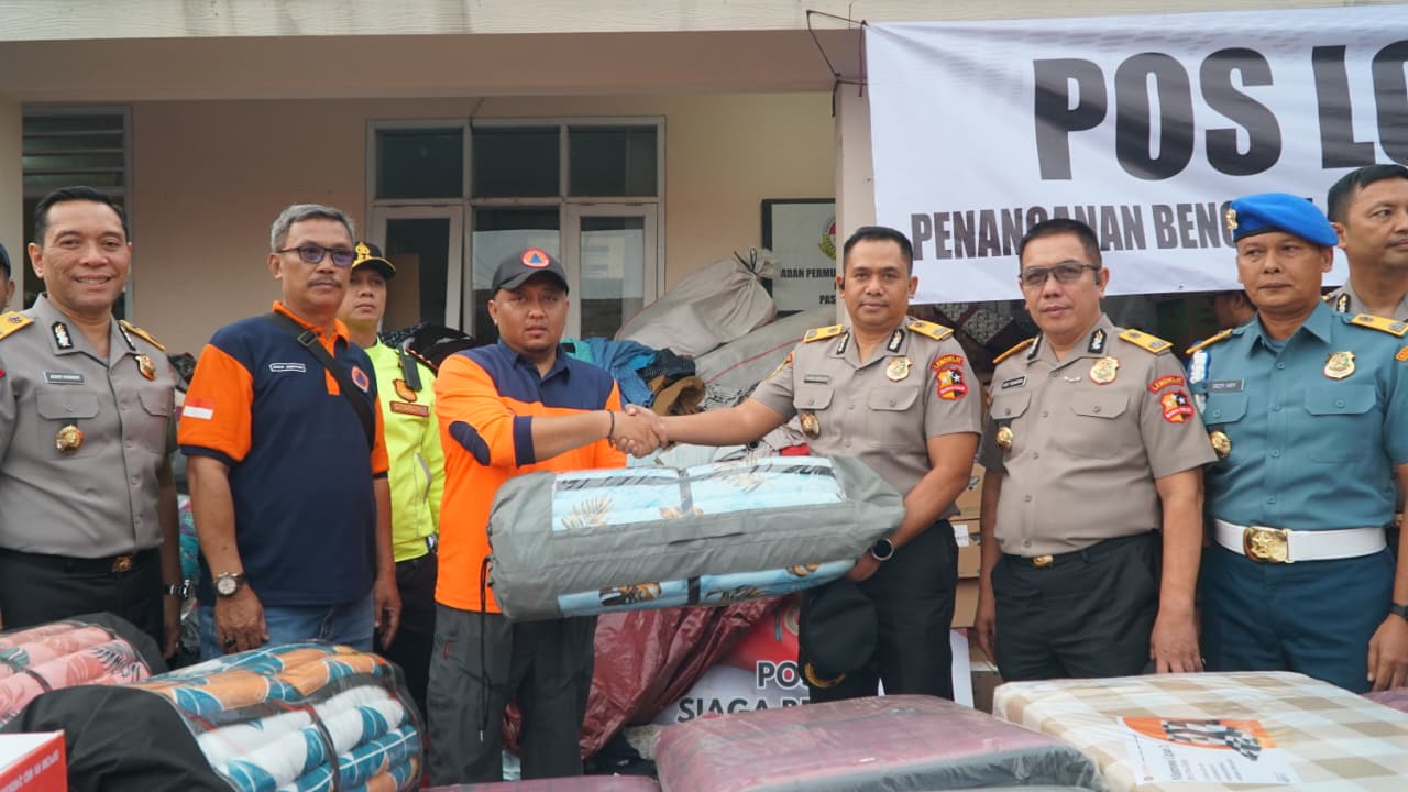 Korban Longsor Cisarua Terima Bantuan Kemanusiaan dari Sespimti Polri Dikreg ke-35