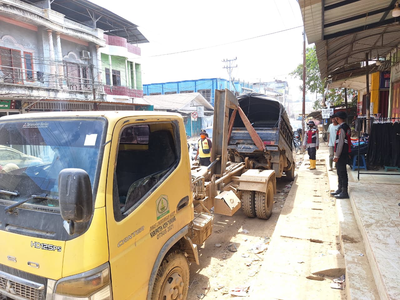 Dari Jalan Tergenang ke Bengkel Perbaikan, Polisi Towing Mobil Warga Pascabanjir
