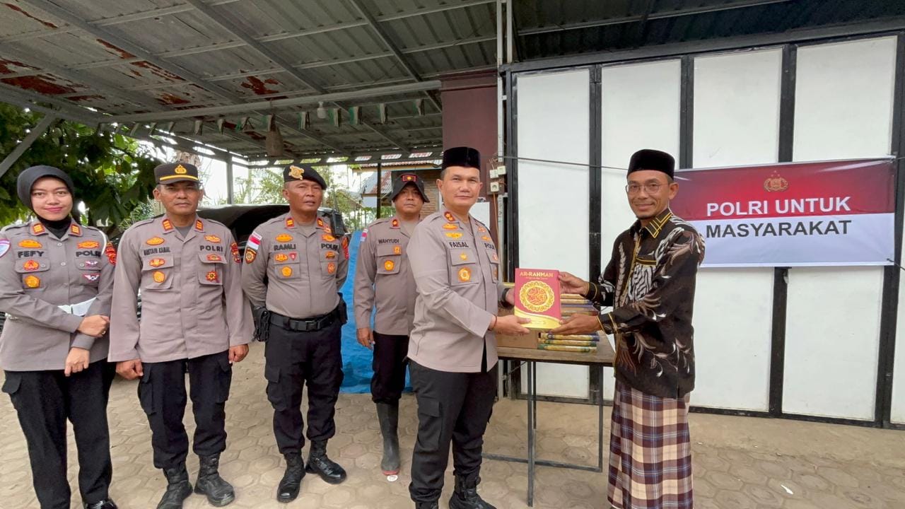 Polri Salurkan Bantuan Al-Qur’an kepada Pesantren Terdampak Banjir