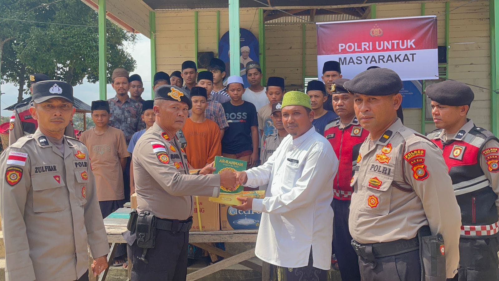 Polri Hadir Pulihkan Pendidikan Pascabanjir, 200 Al-Qur’an Disalurkan ke Pesantren di Pidie Jaya