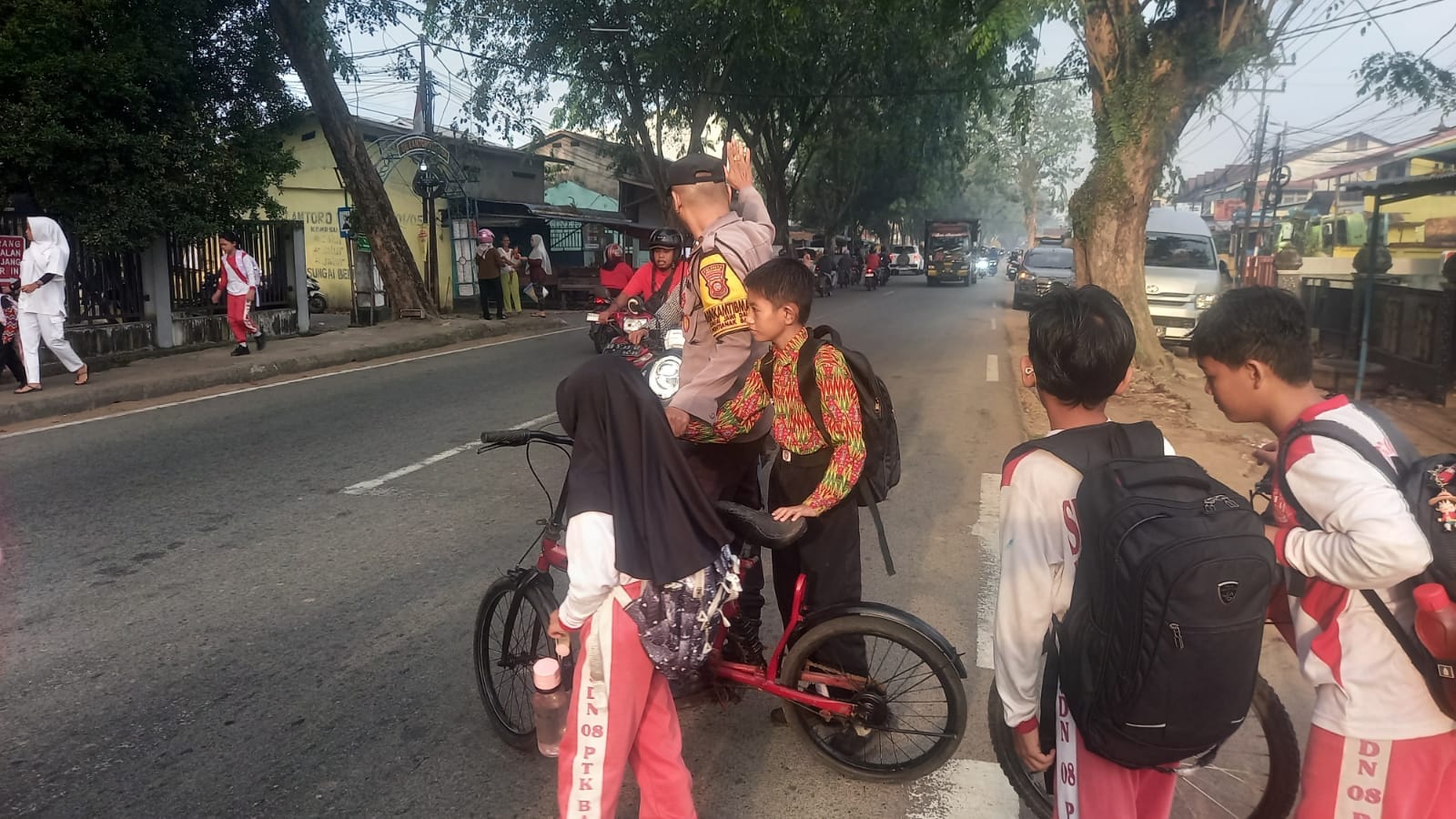 Polsek Pontianak Barat Hadir di Titik Rawan, Tekan Pelanggaran dan Kecelakaan