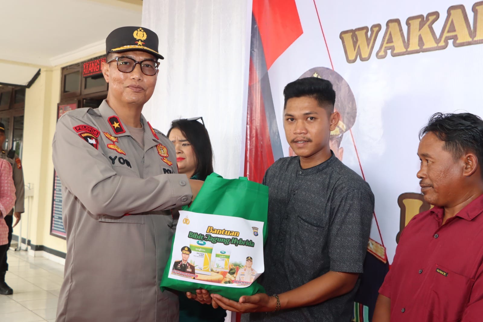 Kunjungan Kerja ke Polres Gumas, Wakapolda Kalteng Serahkan Bansos bagi Petani