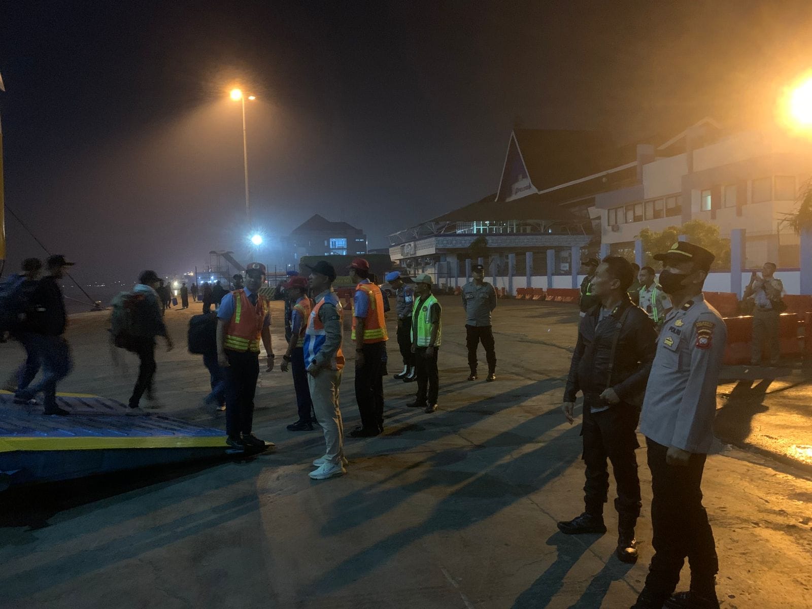 Polsek Pelabuhan Dwikora Turun Langsung Amankan Embarkasi Penumpang Kapal Laut