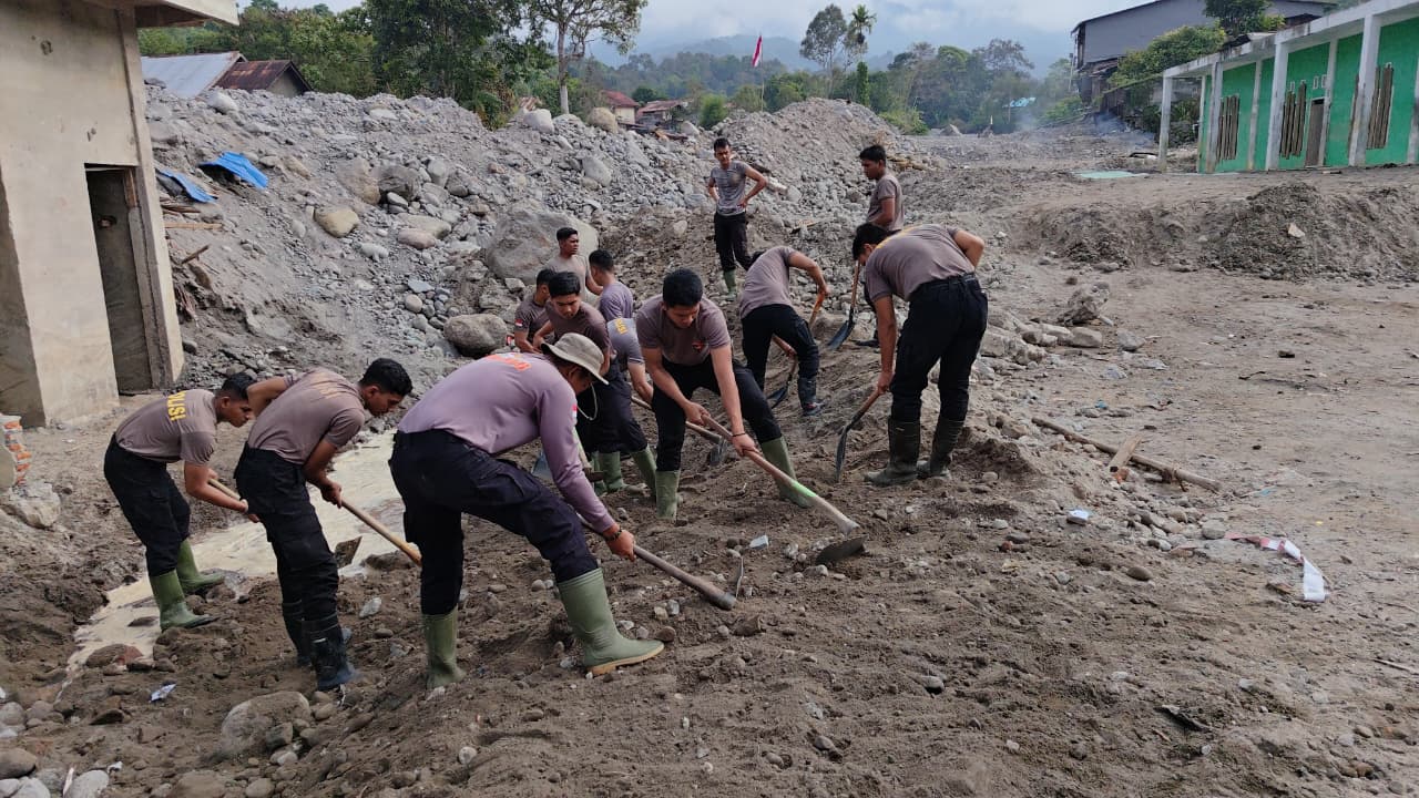 Polri dan Warga Bener Meriah Gotong Royong Bersihkan Meunasah Pascabanjir
