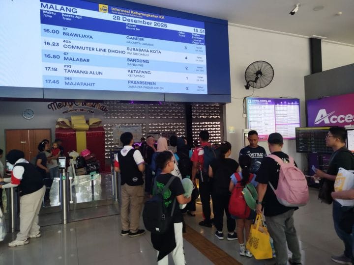 Arus Balik Nataru Capai Puncak, Aktivitas Penumpang Membludak di Stasiun Malang