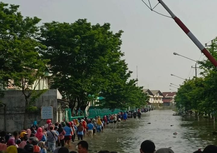 Tanggul Kolam Retensi Jebol 30 Meter, Kawasan Industri Tanjung Mas Terendam Banjir