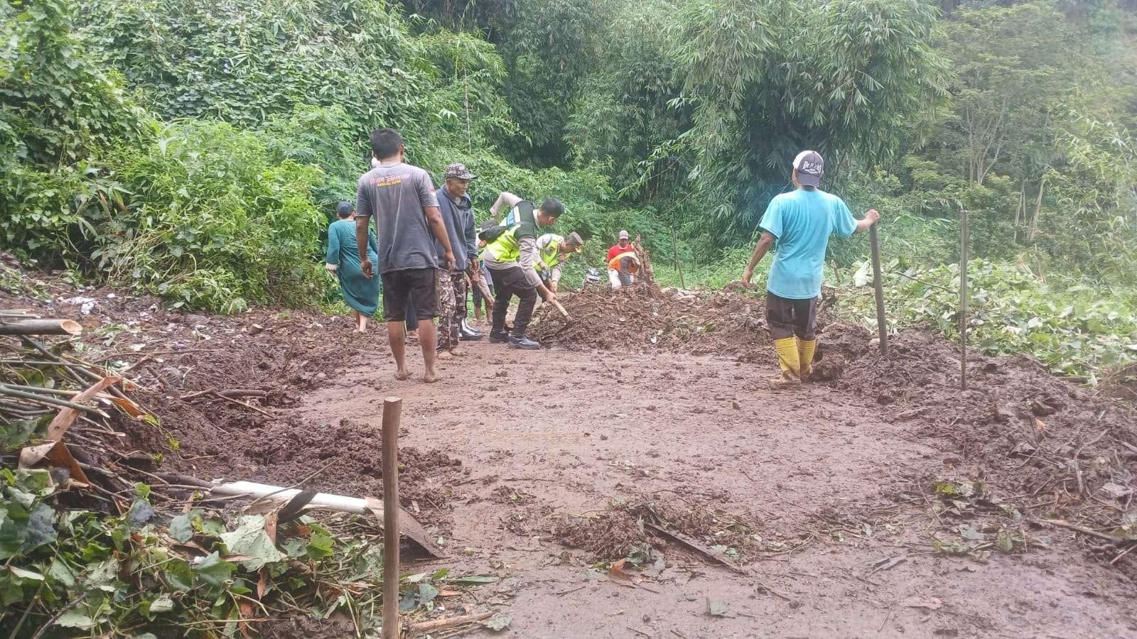 Longsor Tutup Akses Jalan Sokasari, Polsek Bojong Bergerak Cepat