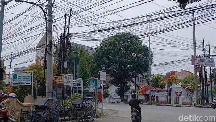 Bahayakan Pengguna Jalan, Kabel Semrawut di Brebes Dipasangi Kresek oleh Warga