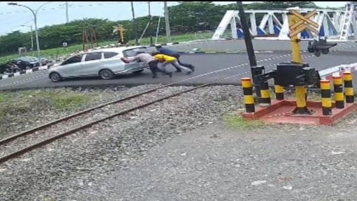 Kabid Humas Polda Jateng Dorong Mobil Mogok di Perlintasan, Nyaris Tertabrak Kereta