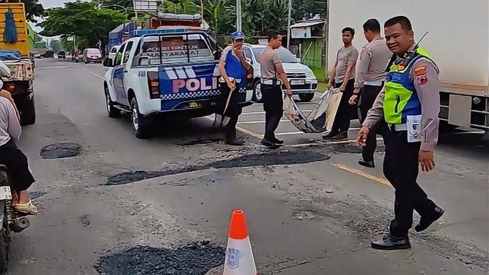 Aksi Polisi Tambal Lubang Jalan Pantura Kudus Usai Banjir Jadi Sorotan