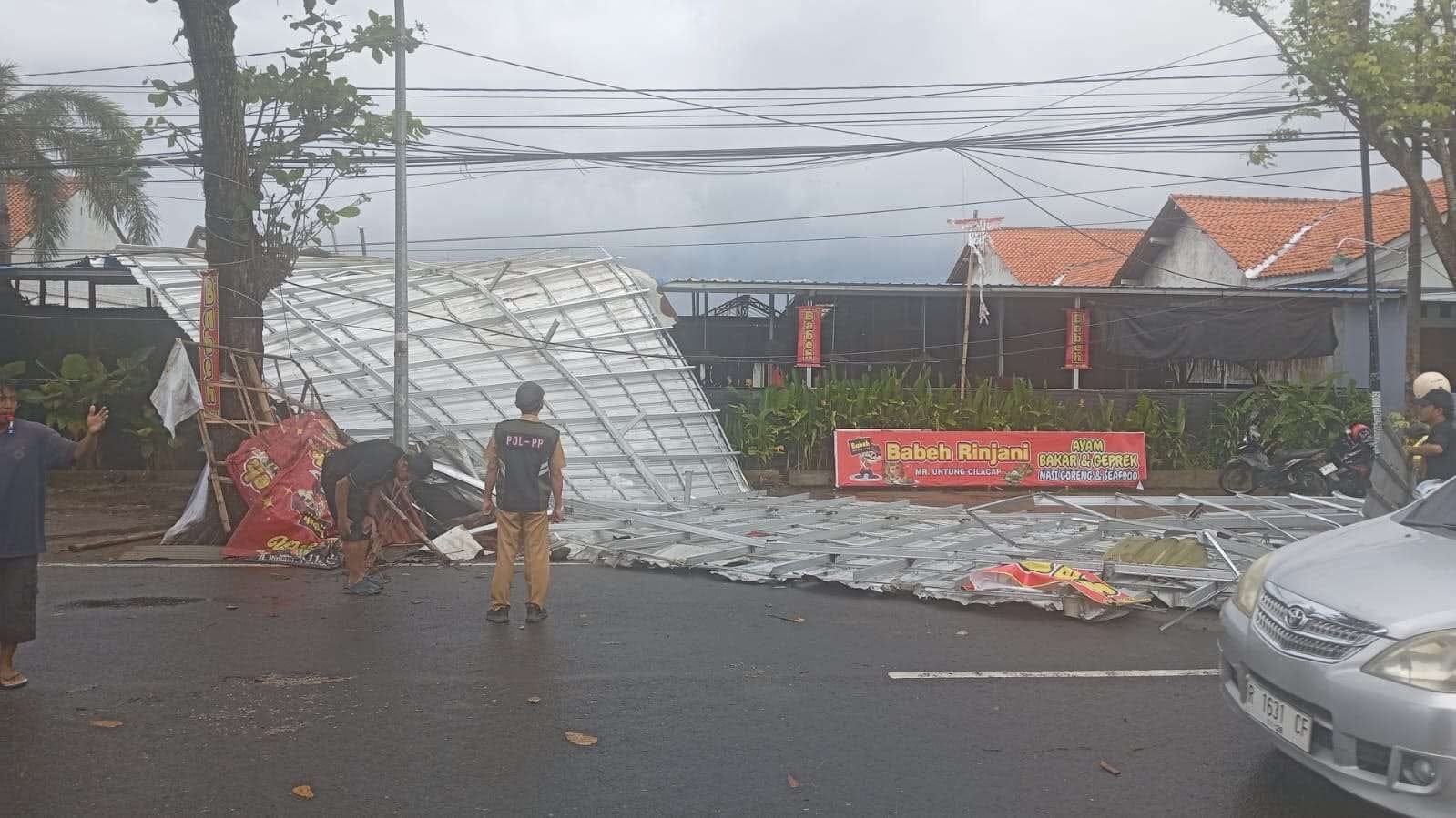 Cuaca Ekstrem di Cilacap, Angin Kencang Rusak Atap dan Tumbangkan Pohon