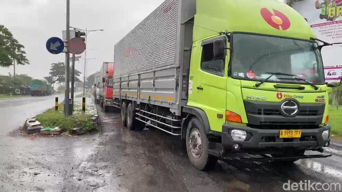 Pantura Pati–Rembang Tergenang Banjir, Kemacetan Mengular Nyaris 1 Km