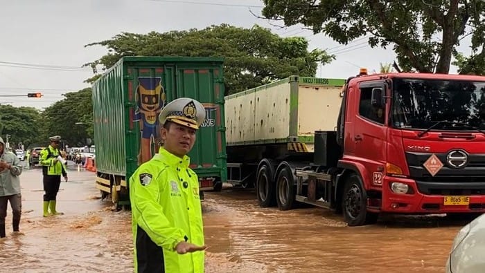Polisi Rekayasa Jalur Pati–Rembang yang Tersendat 3 Km Akibat Banjir