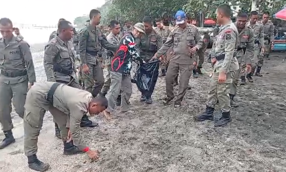 Pusdik Brimob Gelar Aksi Bersih Pantai Pasir Putih Situbondo