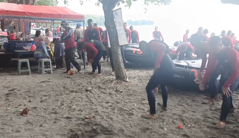 Dukung Arahan Presiden RI, Pusdik Brimob Turun Langsung Bersihkan Pantai Pasir Putih Situbondo
