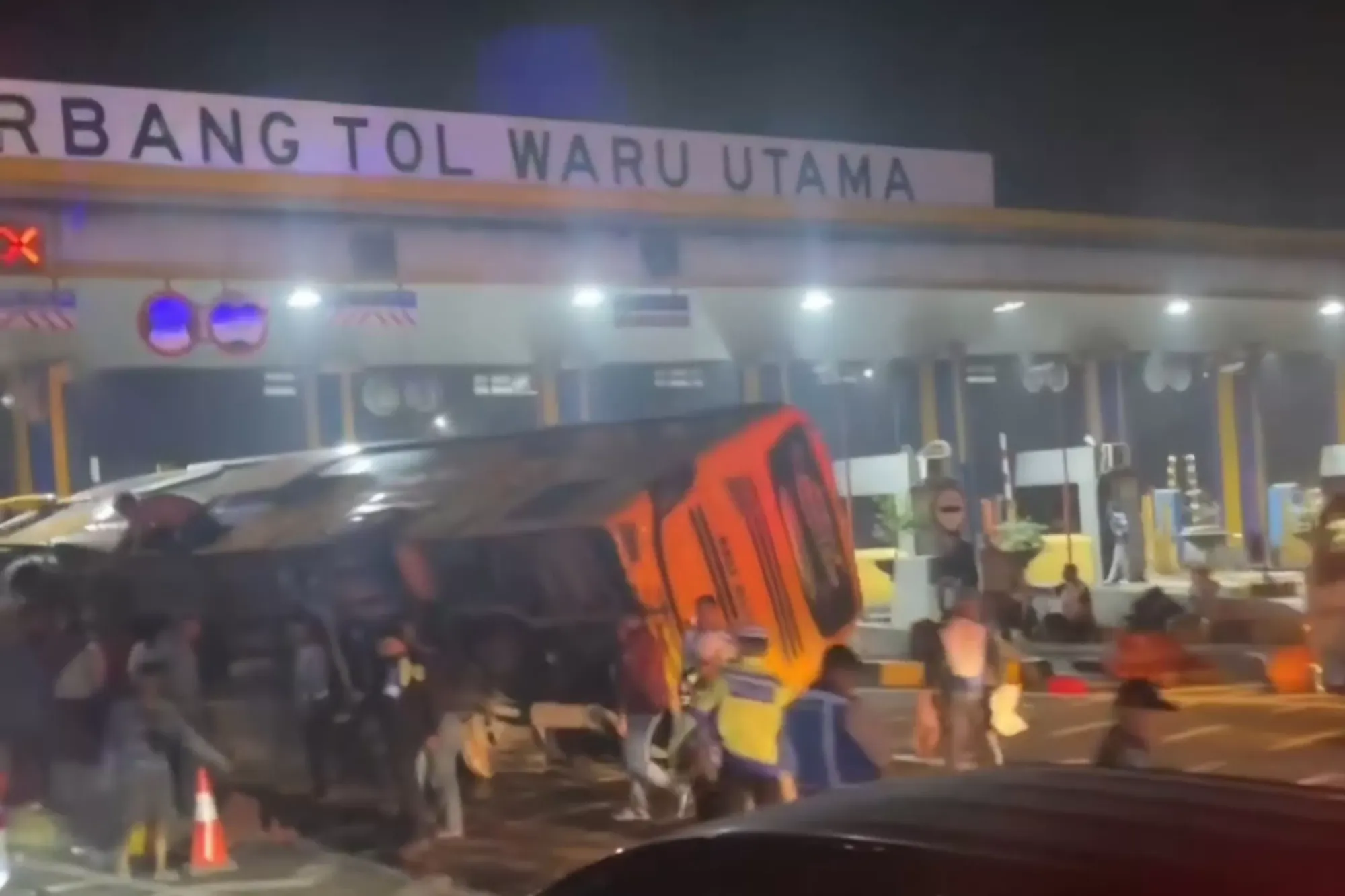 Bus Pariwisata Grobogan Terguling di GT Waru, Sepuluh Penumpang Dilarikan ke Rumah Sakit