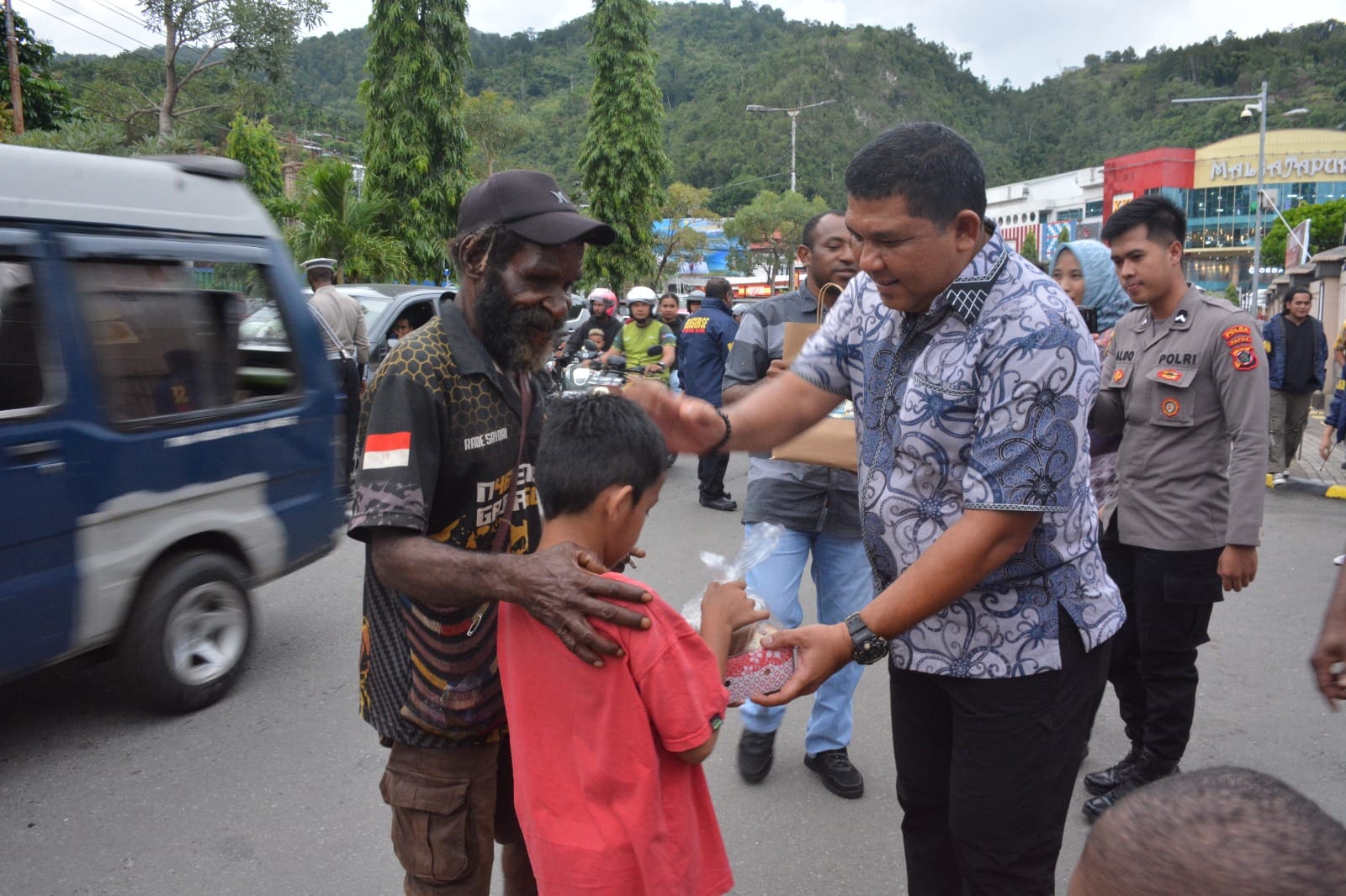 Ramadan Penuh Kepedulian! Kapolda dan Dir Reskrimum Polda Papua Turun ke Jalan Bagikan Takjil untuk Warga Jayapura