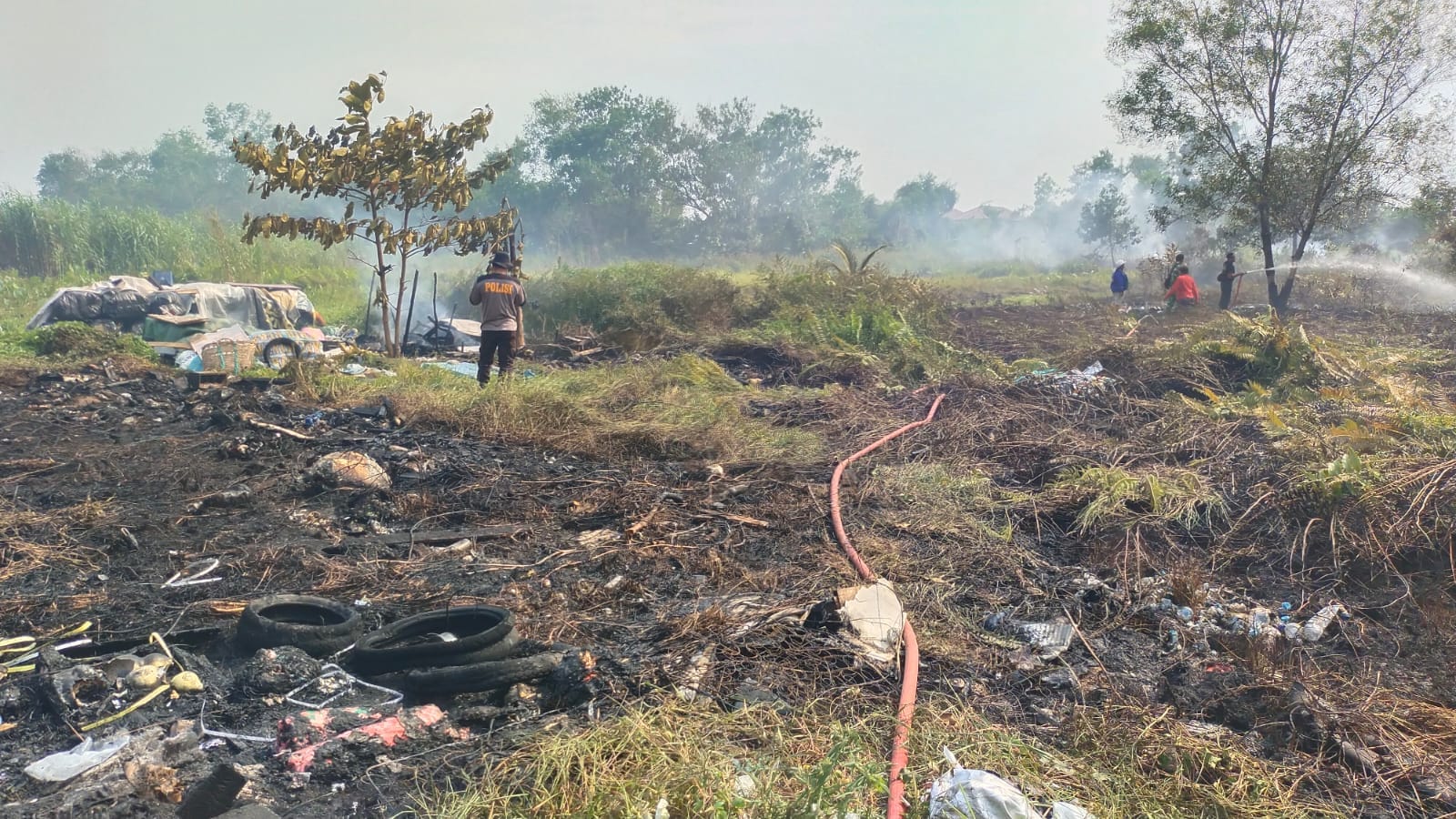 Api Lalap Lahan Kosong di Depan Hotel Novotel Pontianak, Polisi dan Pemadam Swasta Bergerak