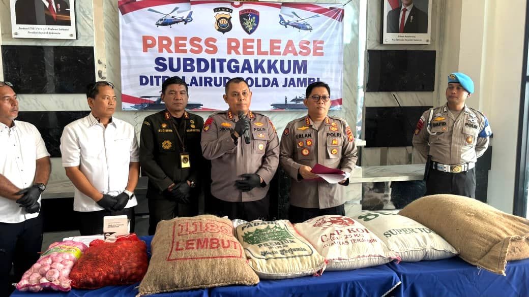 Konferensi Pers Ditpolairud Polda Jambi Bongkar Pengangkutan Komoditas Ilegal