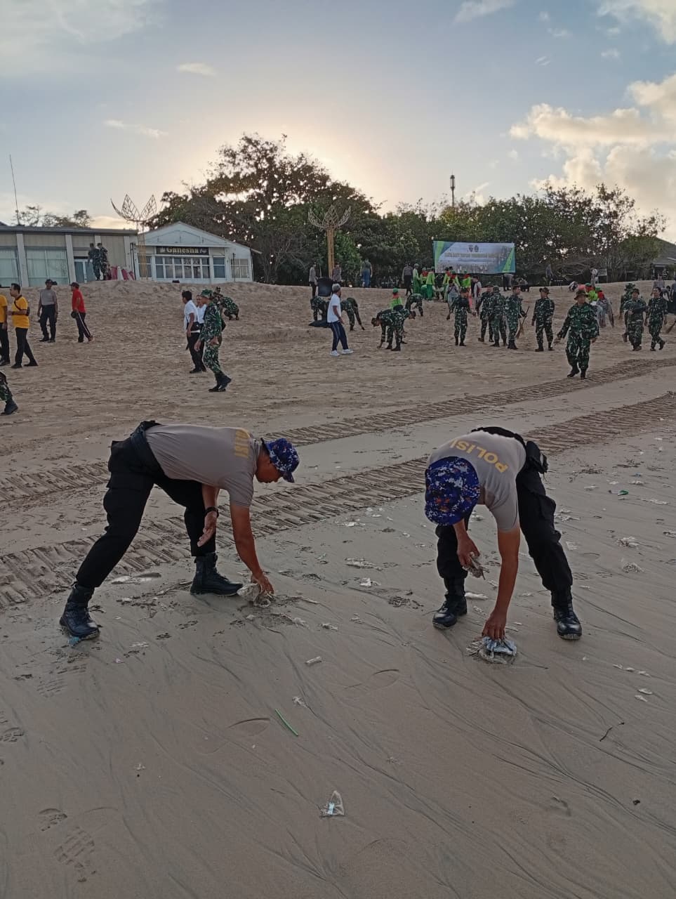 Polda Bali Gelar Aksi Karya Bakti Pembersihan pantai Kedonganan