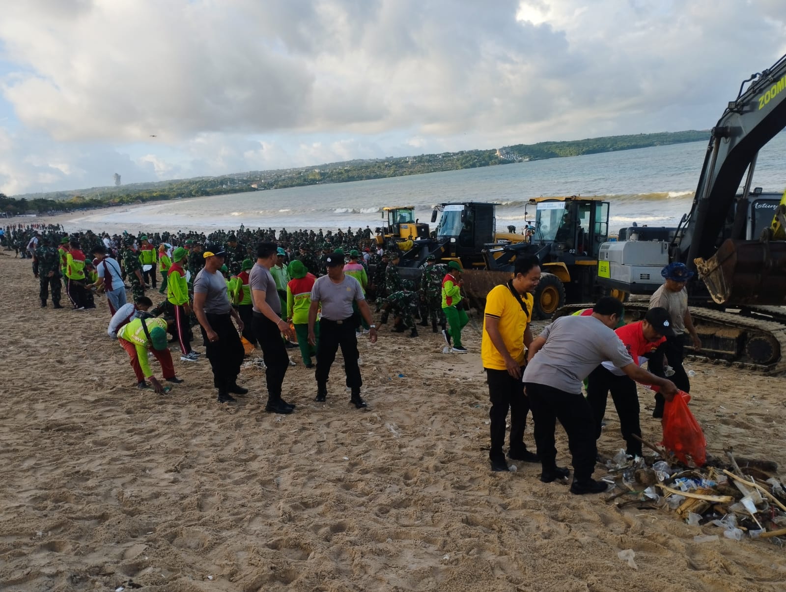 Polda Bali-TNI Bersihkan Pantai Kuta dan Kedonganan, Lawan Sampah Plastik Demi Pariwisata