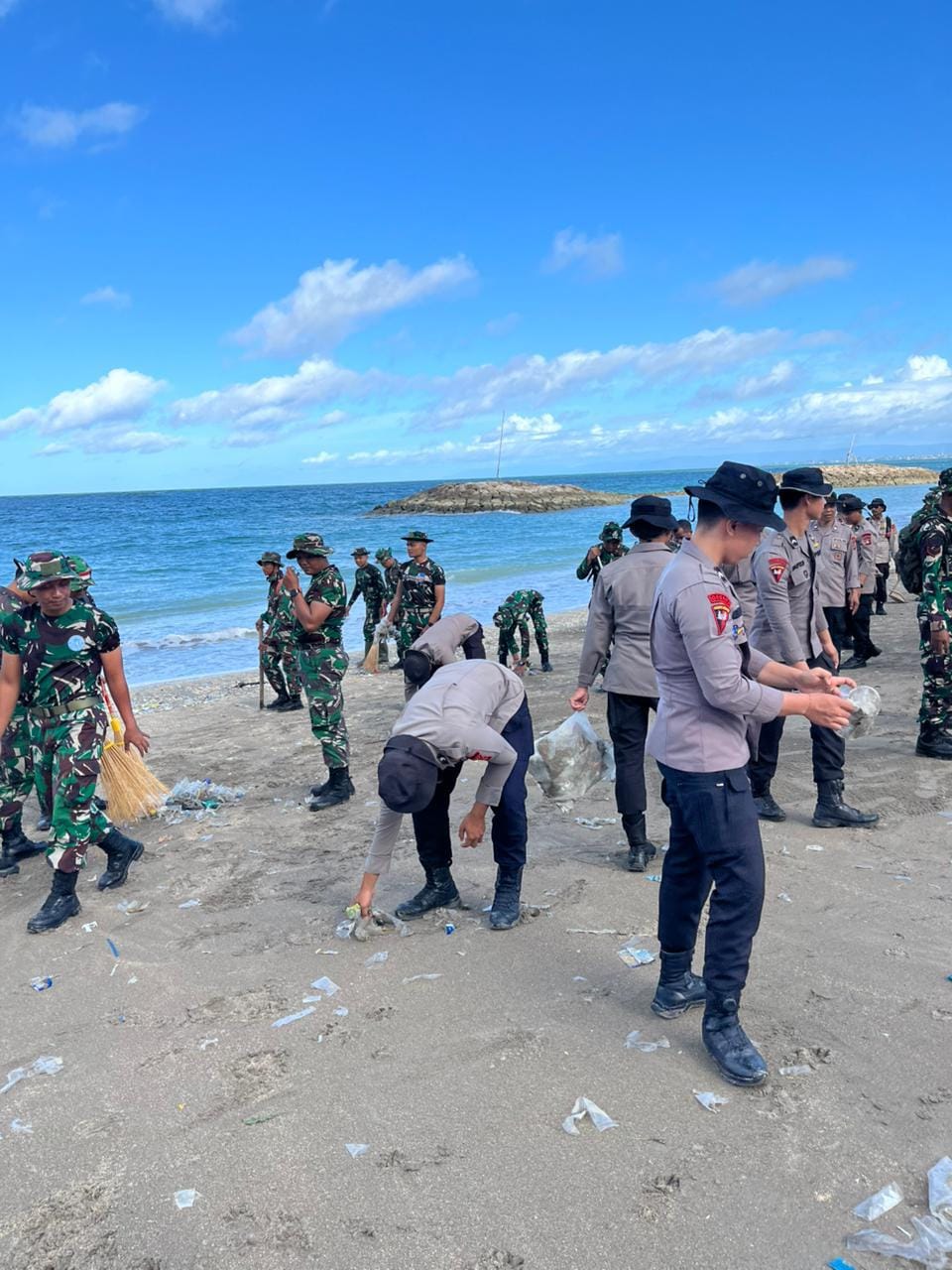 Gotong Royong Jaga Pesisir Bali, Polisi hingga Warga Turun Tangan Bersihkan Pantai Kuta