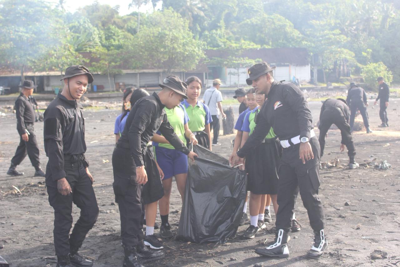Wujud Kepedulian Lingkungan, Brimob Polda Bali Laksanakan Karya Bakti di Pantai Klating
