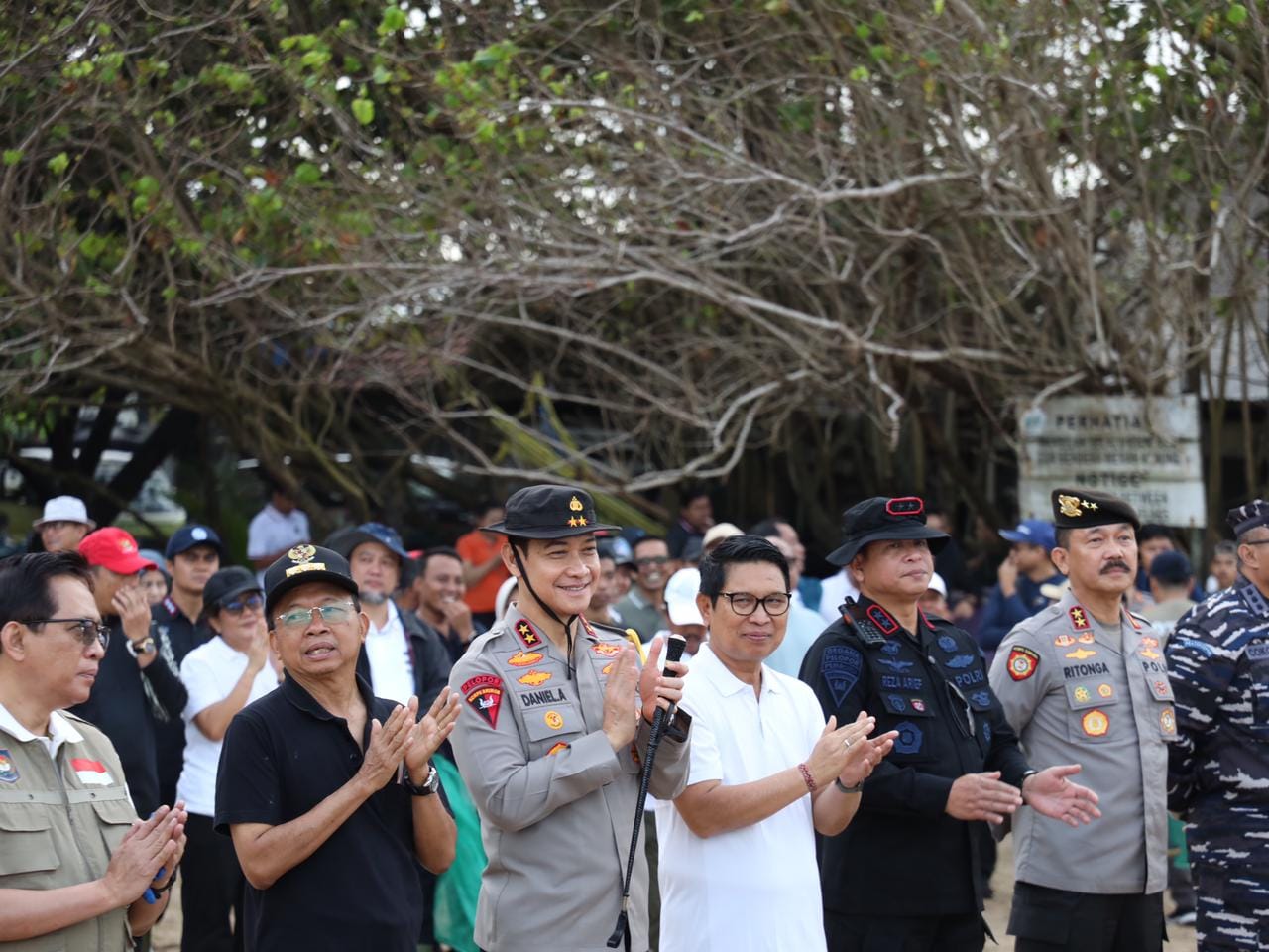 Kapolda Bali Bersama 5.000 Relawan Turun Tangan Bersihkan Pantai Kedonganan