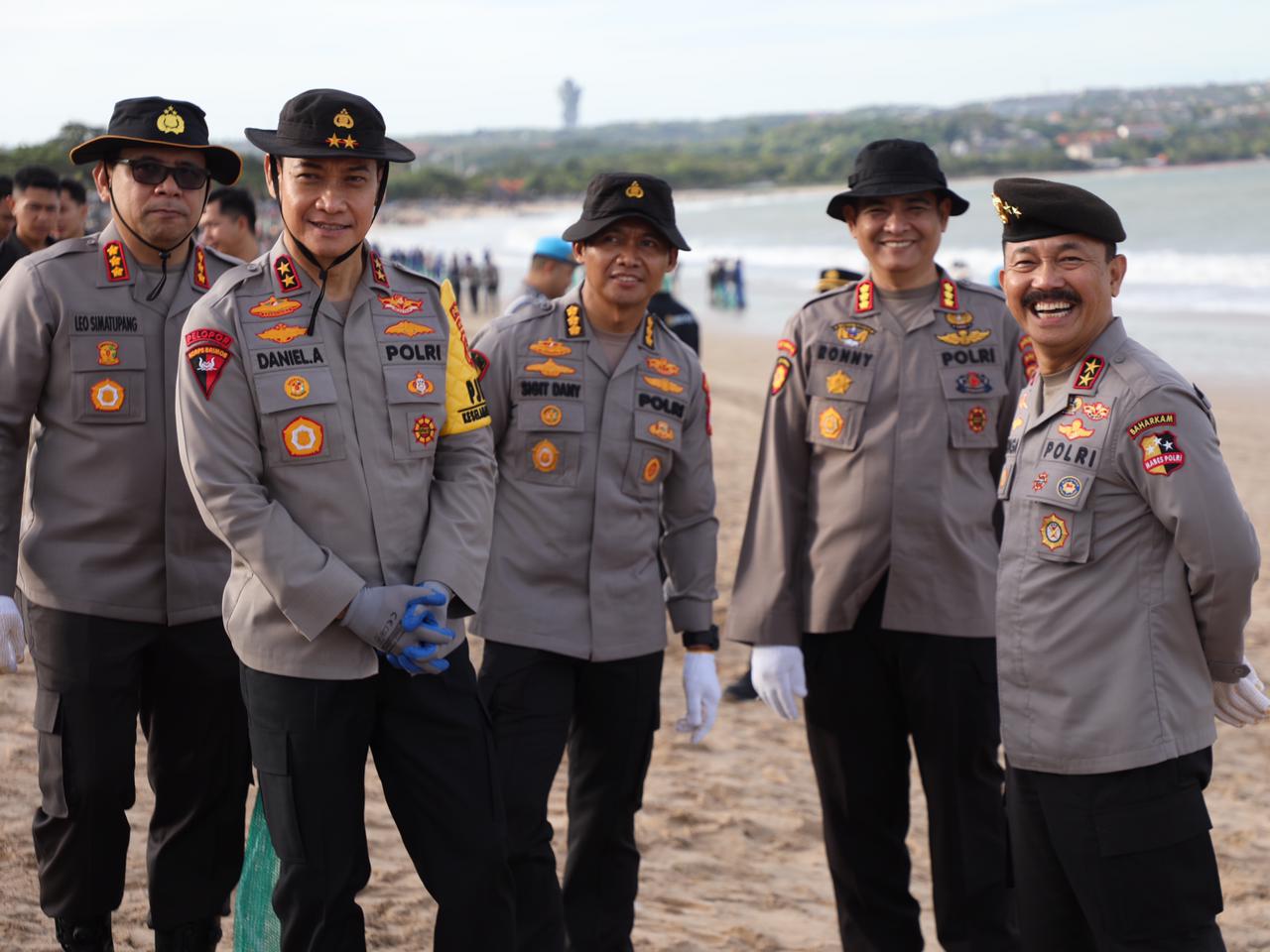 Ribuan Relawan dan Kapolda Bali Satukan Langkah Jaga Kebersihan Pantai Kedonganan