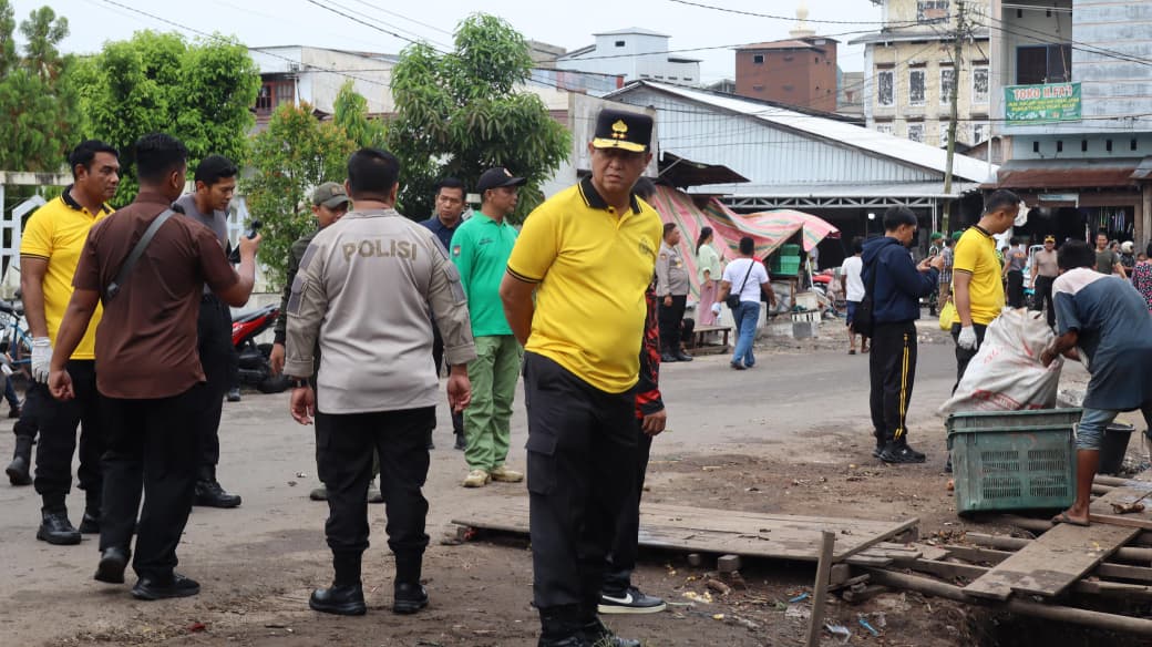 Kapolda Kalteng Pimpin Aksi Bersih-Bersih Pasar Besar Palangka Raya