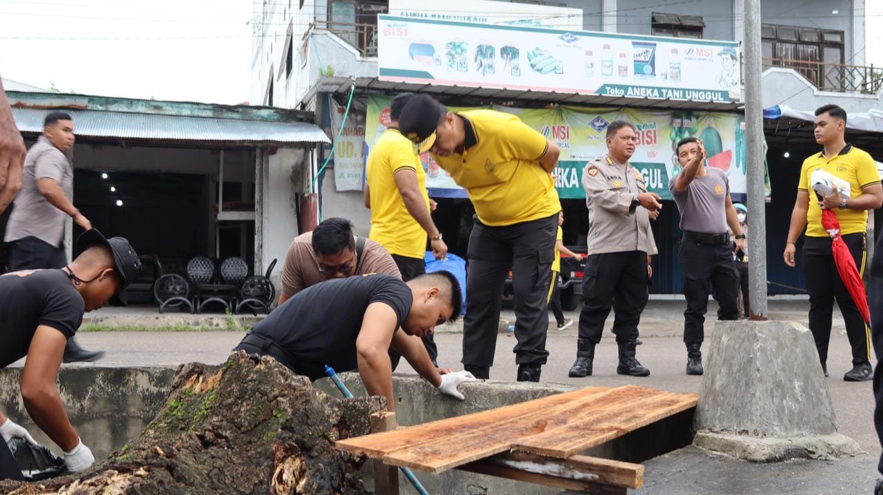 Bersama Warga, Kapolda Kalteng Bersihkan Pasar Besar Palangka Raya