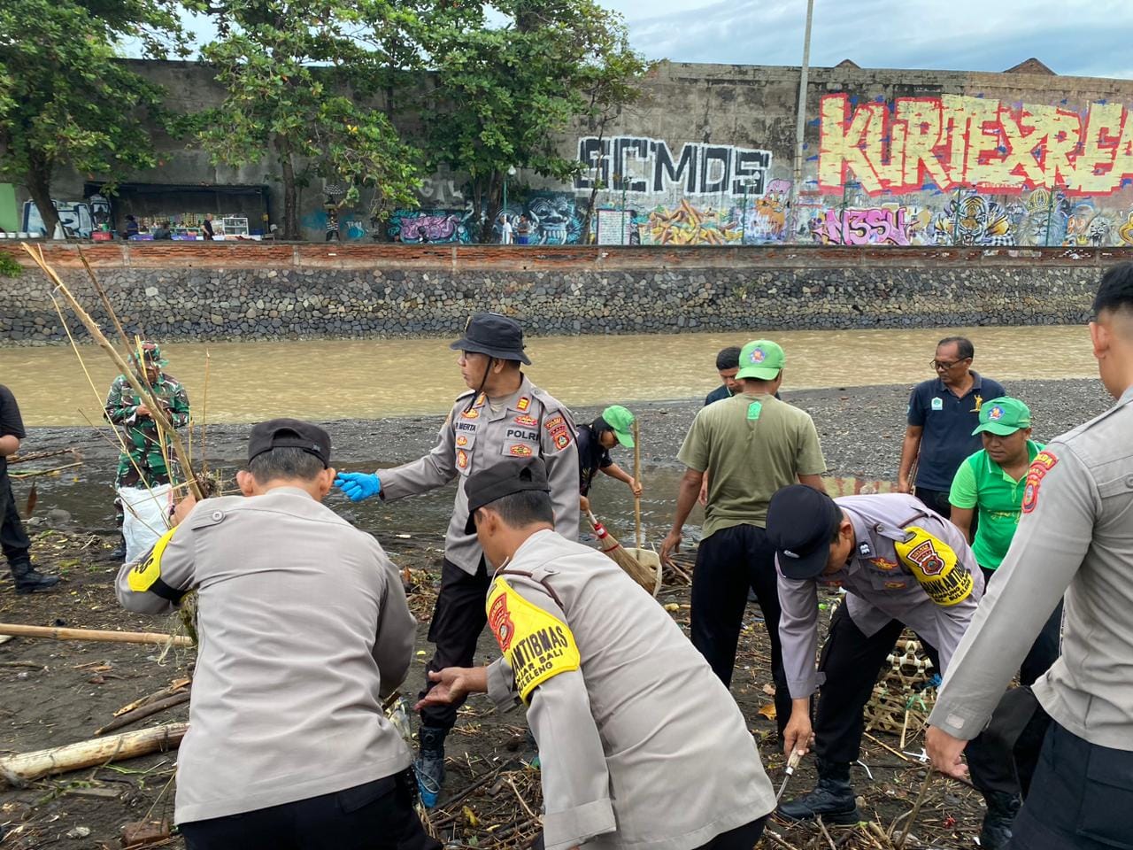 Polres Buleleng Dan Jajaran Bersihkan Pantura Dan Sungai