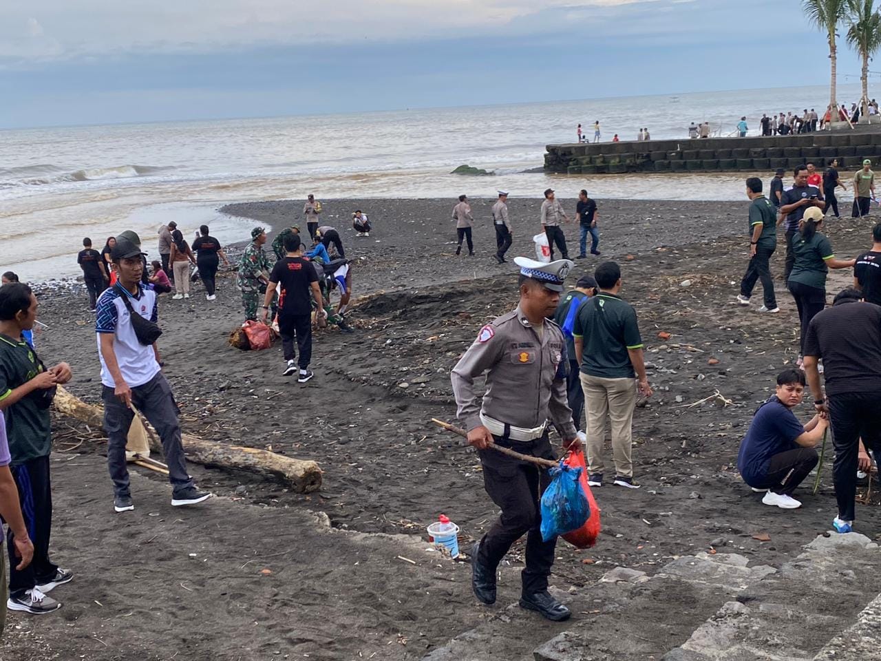 Polres Buleleng Turun Langsung Bersihkan Pantura dan Sungai dari Sampah