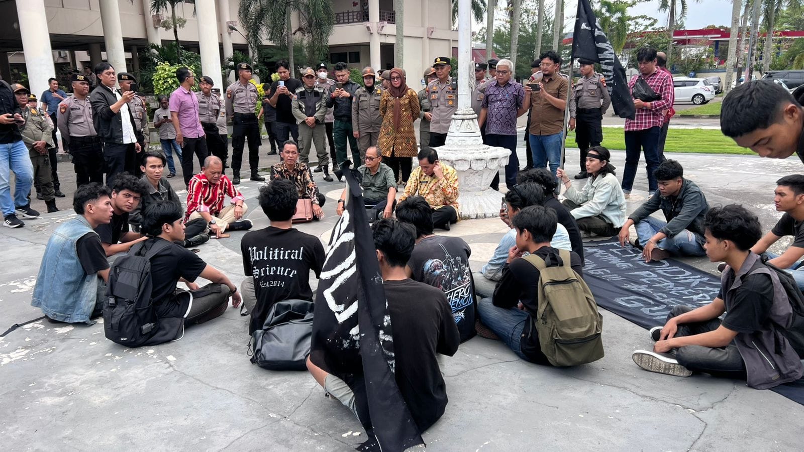 Polresta Pontianak Tampil Humanis Saat Amankan Demo Mahasiswa di DPRD Kalbar