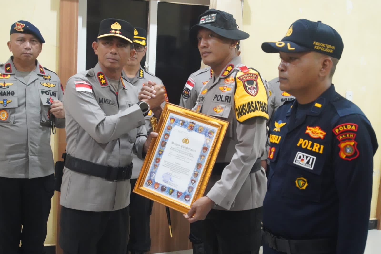Kapolda Aceh Anugerahkan Penghargaan kepada Danyon Taruna Akpol dan Taruna Akpol