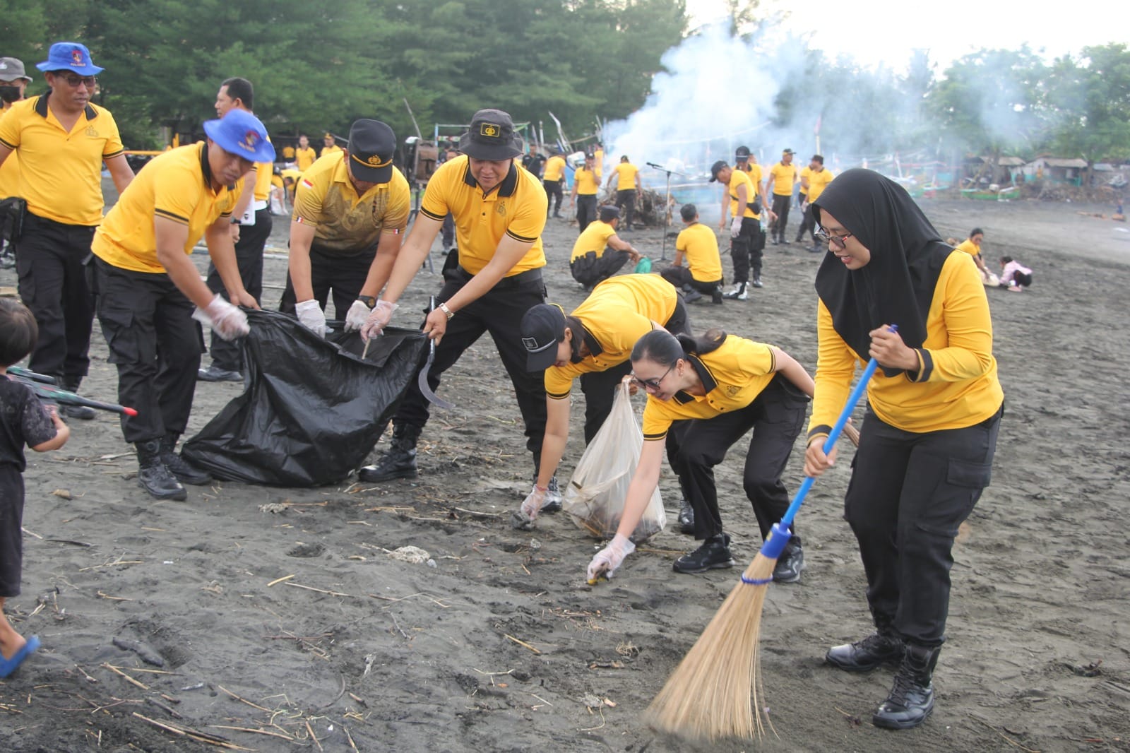 Peduli Lingkungan Pesisir, Polres Jembrana Gelar Bersih Pantai
