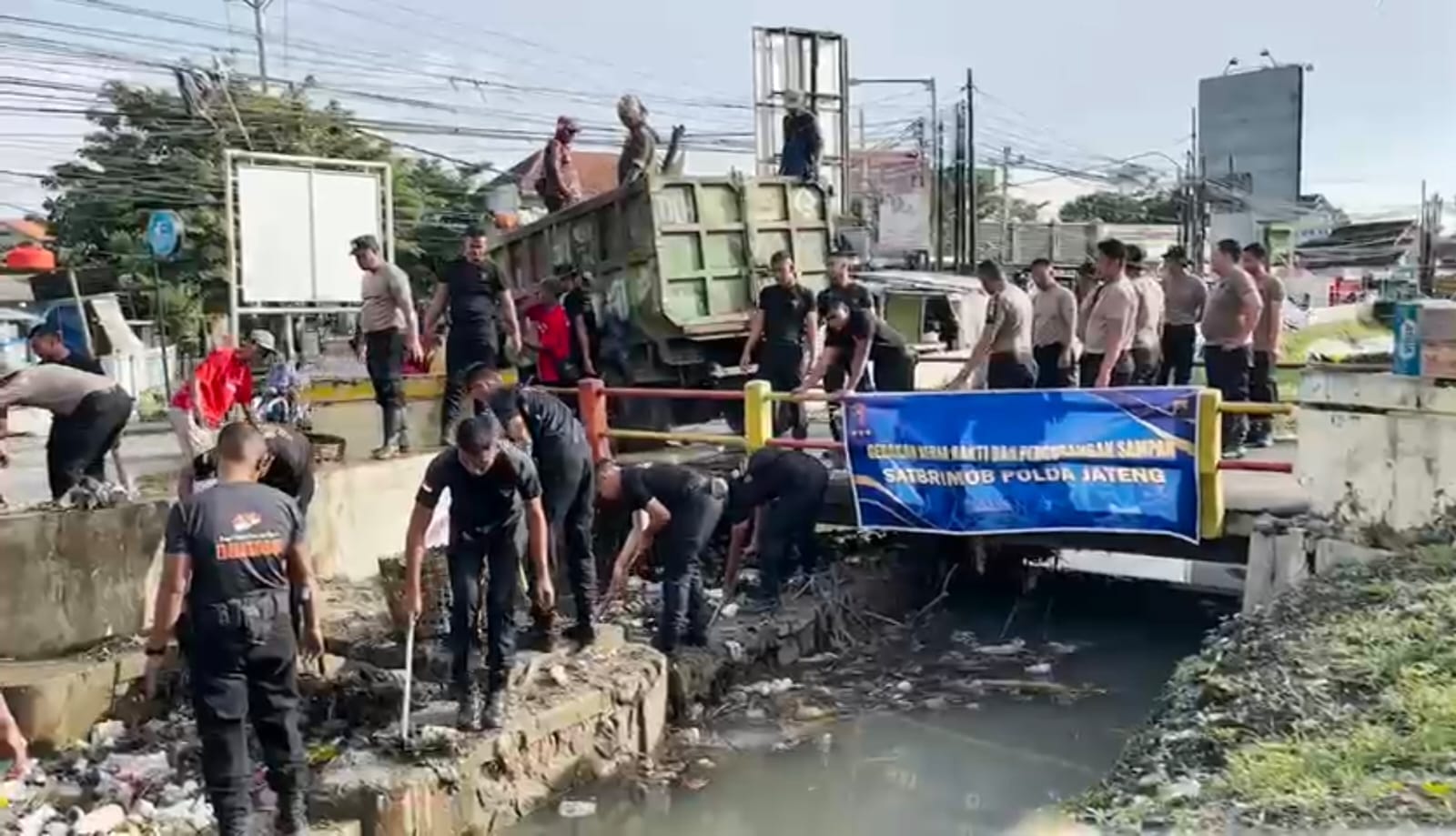Aksi Serentak Brimob Polda Jateng dan Warga Sulap Pantai serta Sungai dari Kumuh Jadi Asri