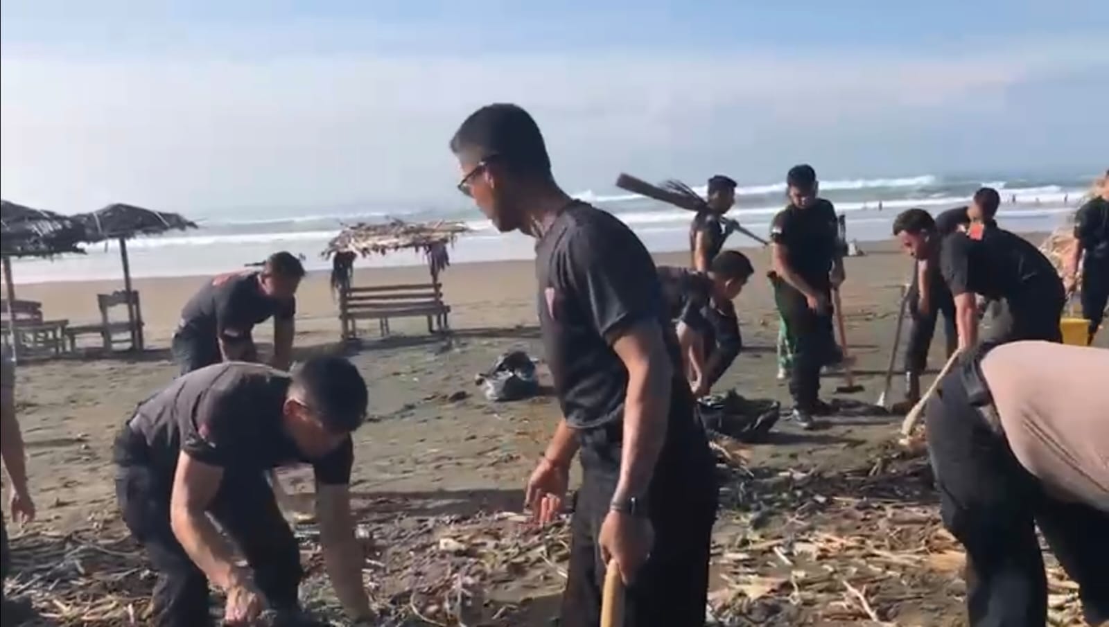 Brimob Polda Jateng Gandeng Warga Korvey Massal, Pantai dan Sungai Berubah Lebih Bersih