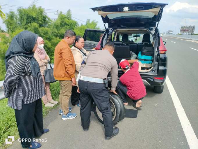 Tak Cuma Tegur, PJR Polda Jateng Turun Tangan Ganti Ban Pengendara di Tol Brebes–Batang