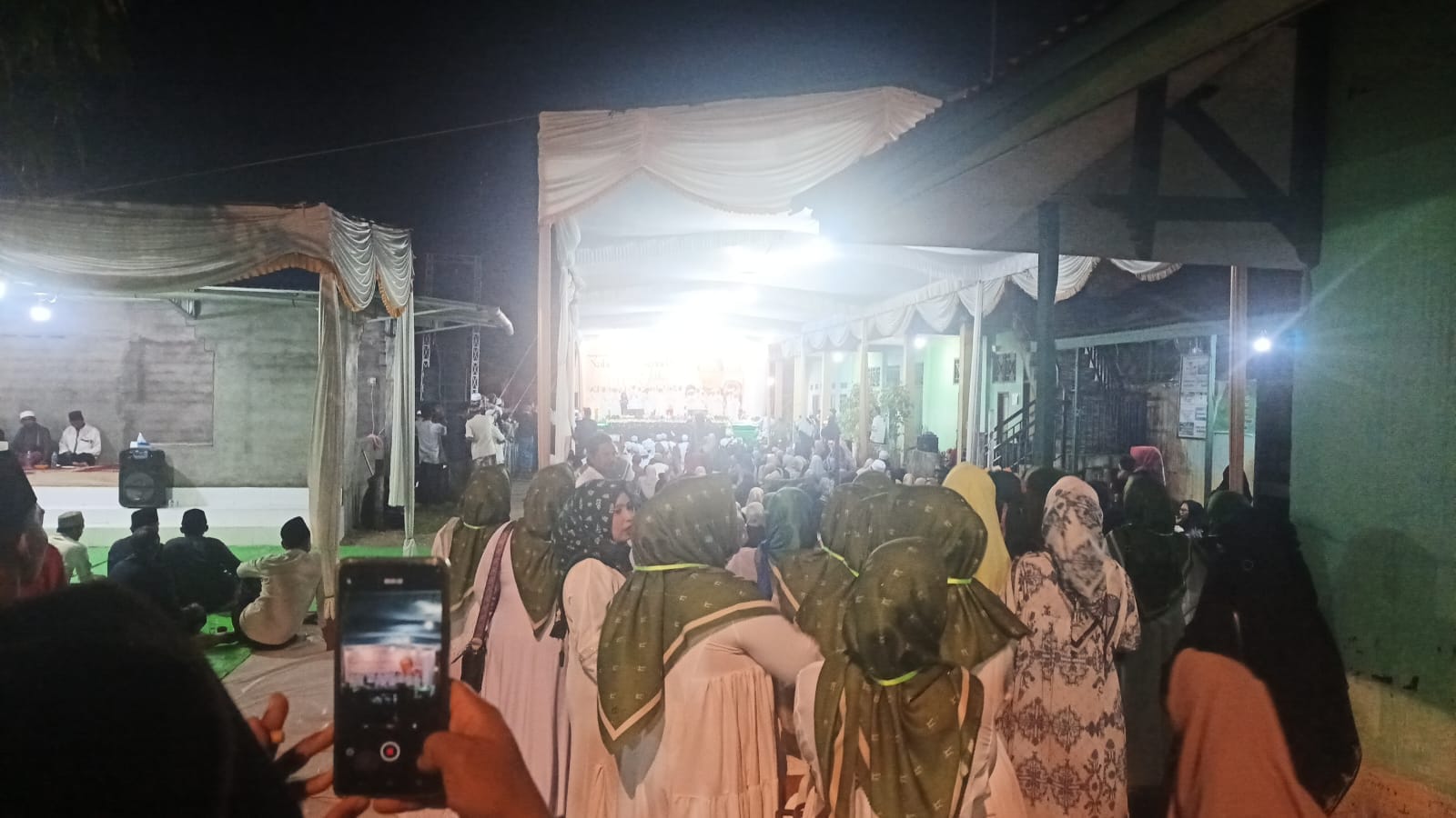 Bhabinkamtibmas Siantan Hilir Tunjukkan Kedekatan dengan Warga Lewat Peringatan Isra Mi’raj