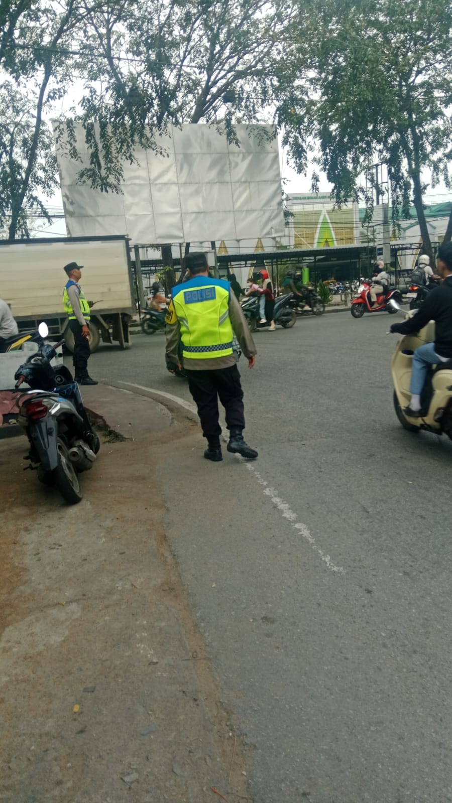 Lantas dan Binmas Polsek Pontianak Timur Hadir Saat Jam Sibuk Pagi