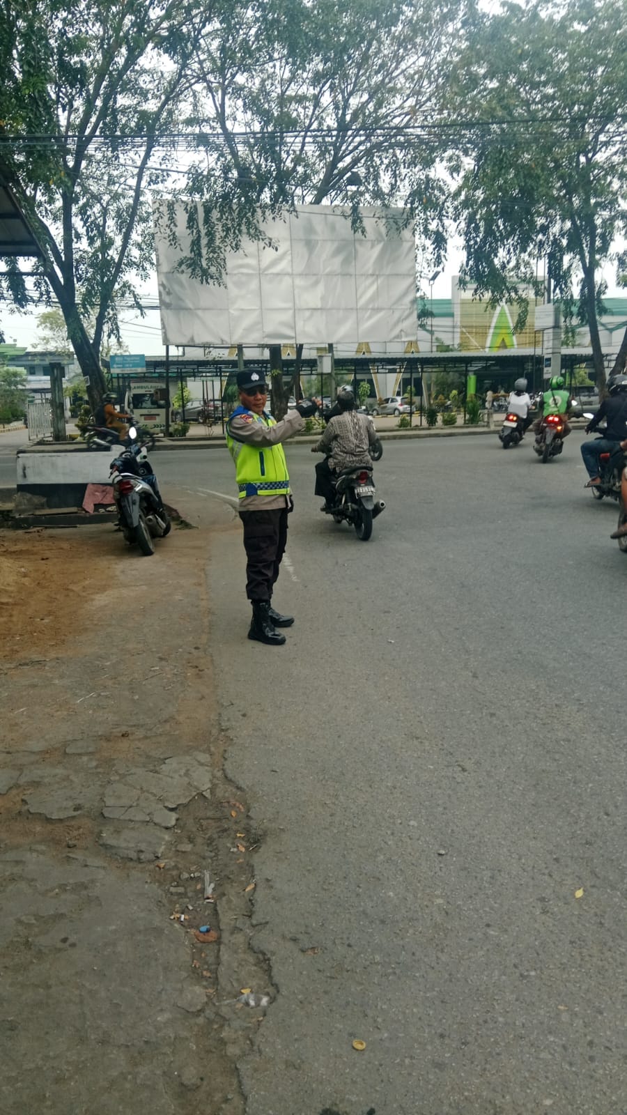 Strong Point Pagi, Personel Polsek Pontianak Timur Beri Rasa Aman Pengguna Jalan