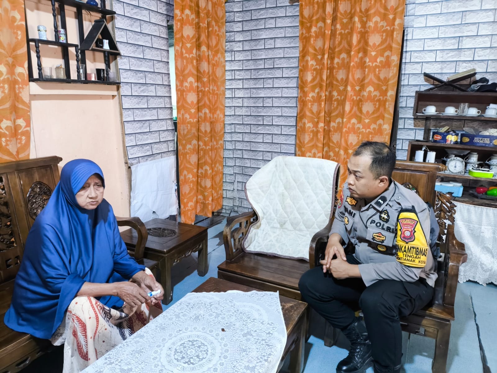 Ciptakan Situasi Aman, Bhabinkamtibmas Polsek Pontianak Kota Sambang Kelurahan Tengah