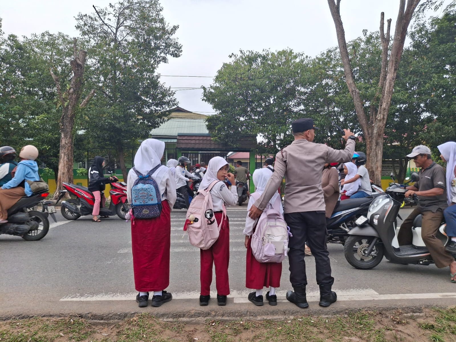 Antisipasi Laka Lantas, Polsek Pontianak Barat Hadir di Jam Sibuk Pagi