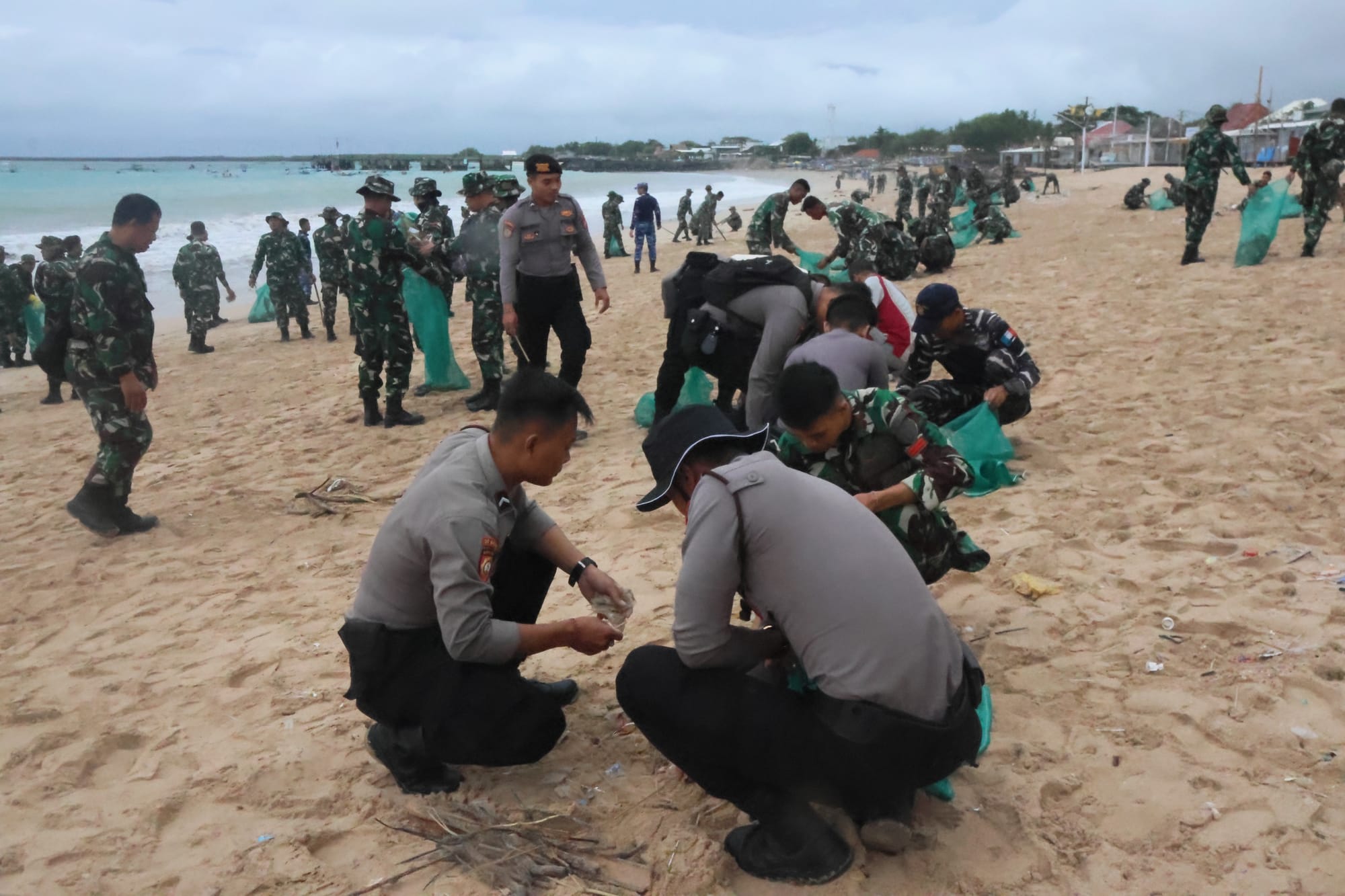 Aksi Nyata Pelestarian Alam, Personel Polda Bali dan TNI Bersihkan Sampah Pantai Kedonganan
