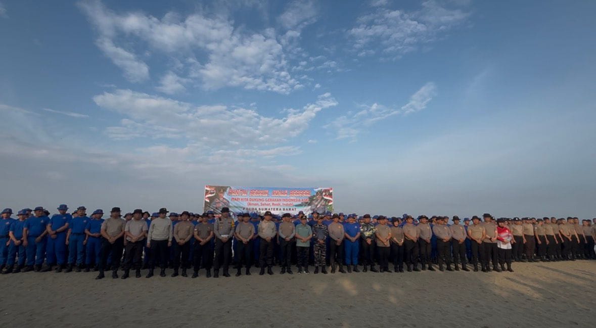 Arahan Presiden Prabowo Ditindaklanjuti, Aparat Gabungan Bereskan Sampah Pantai Padang