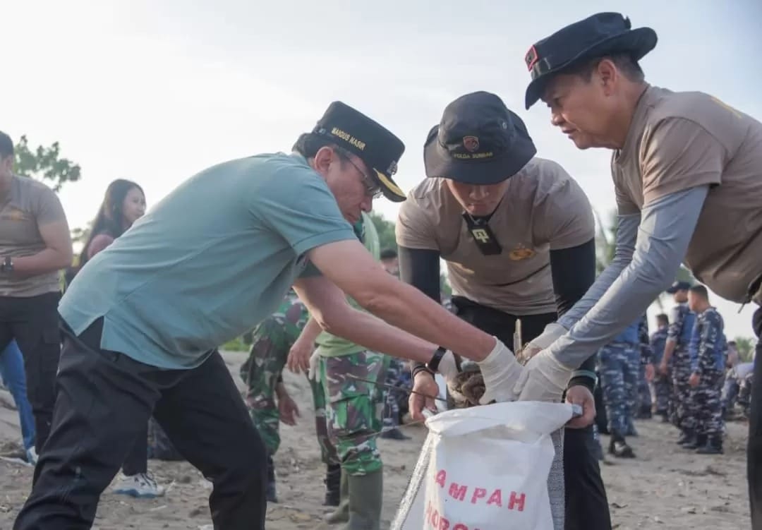 Jaga Citra Wisata Sumbar, Polda Sumbar dan TNI Gelar Aksi Bersih Pantai Padang
