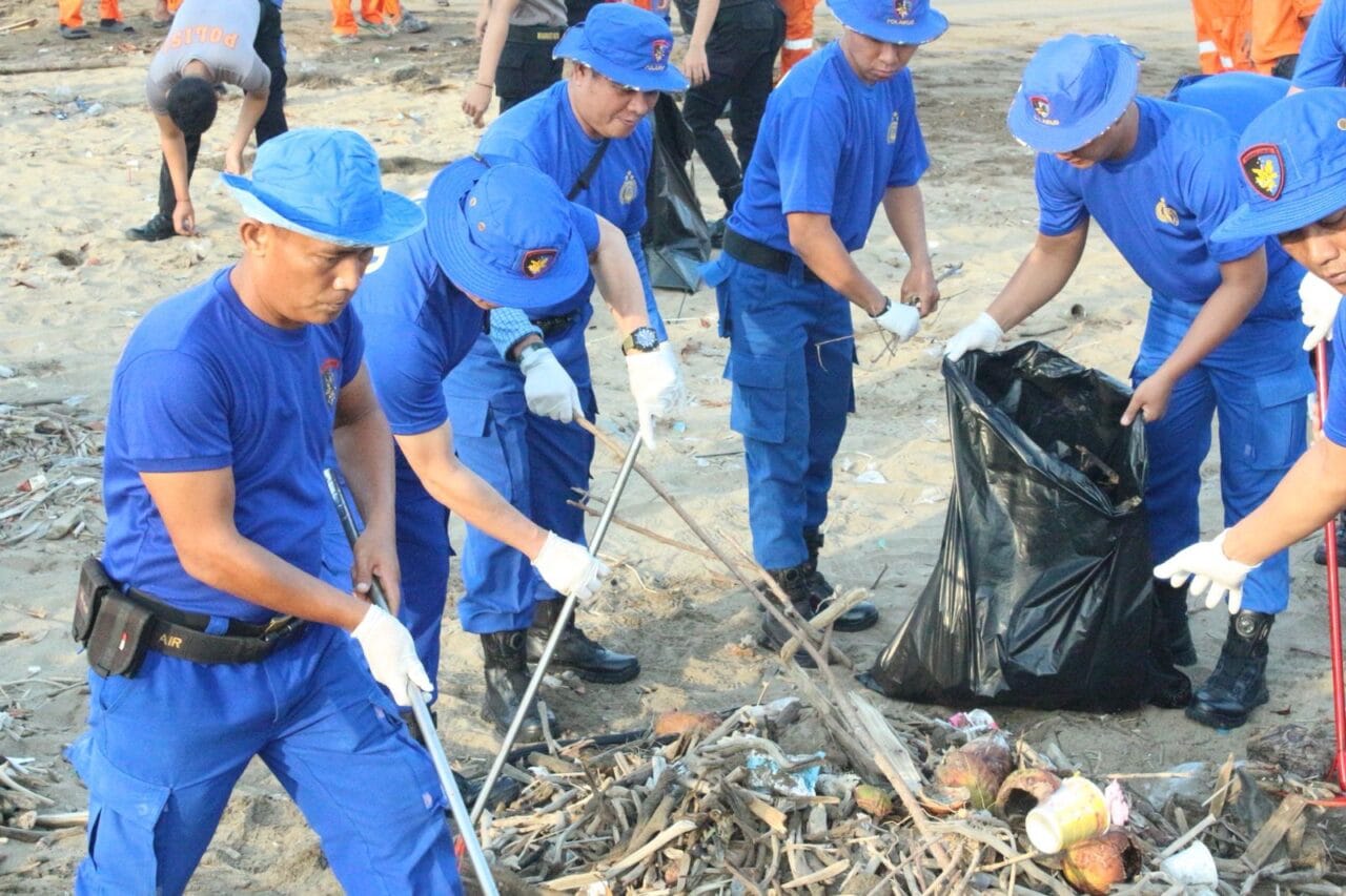 Tindak Lanjut Arahan Presiden, Polda Sumbar–TNI Turun Massal Bersihkan Pantai Padang